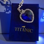 Collier Élégance Océane – Grand Pendentif Cœur Bleu Inspiration Titanic