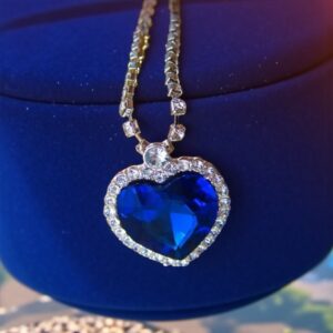 Collier Élégance Océane – Grand Pendentif Cœur Bleu Inspiration Titanic